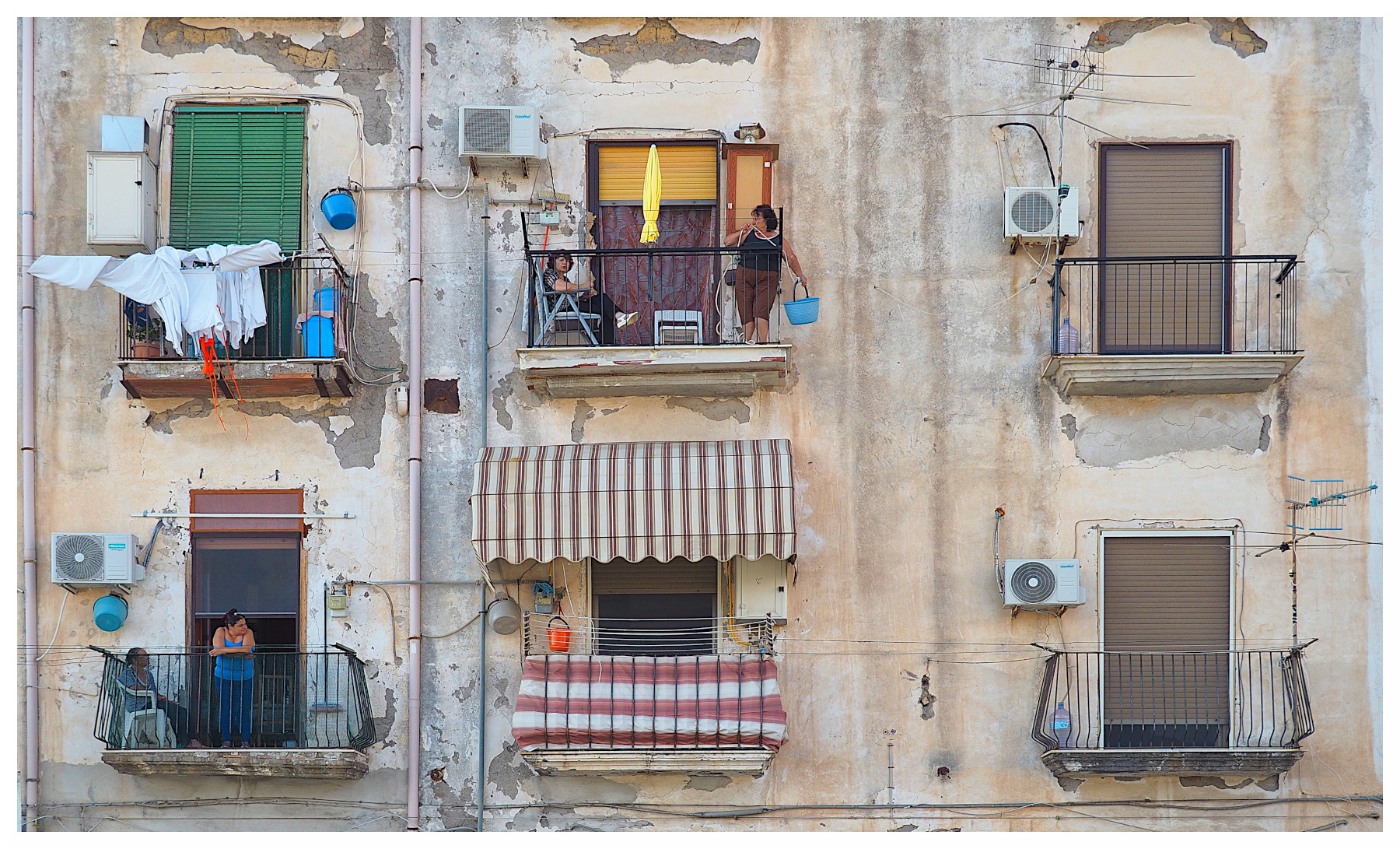 dettagli urbani a Pietrarsa con donne ai balconi