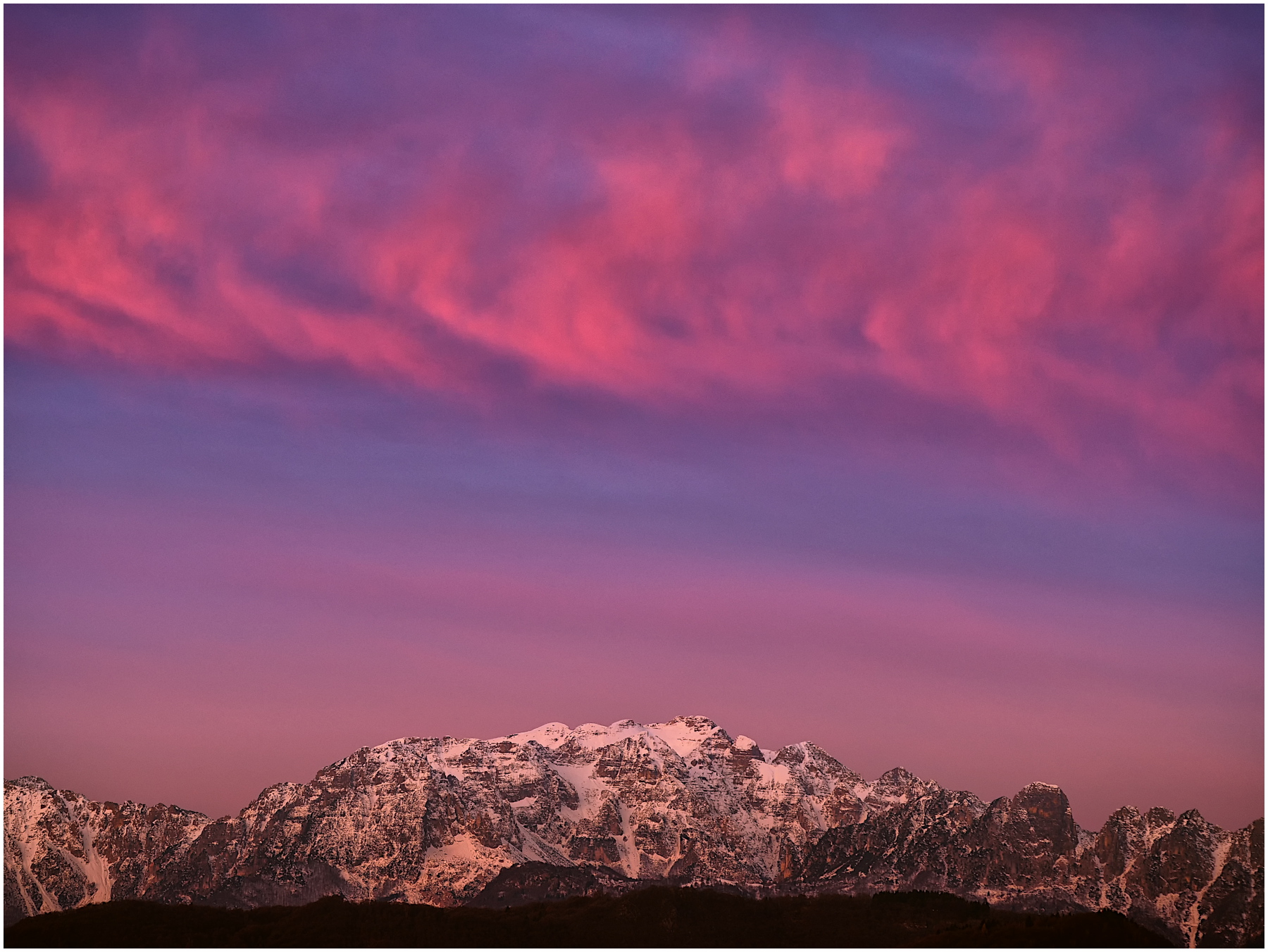 alba sulle Piccole Dolomiti innevate