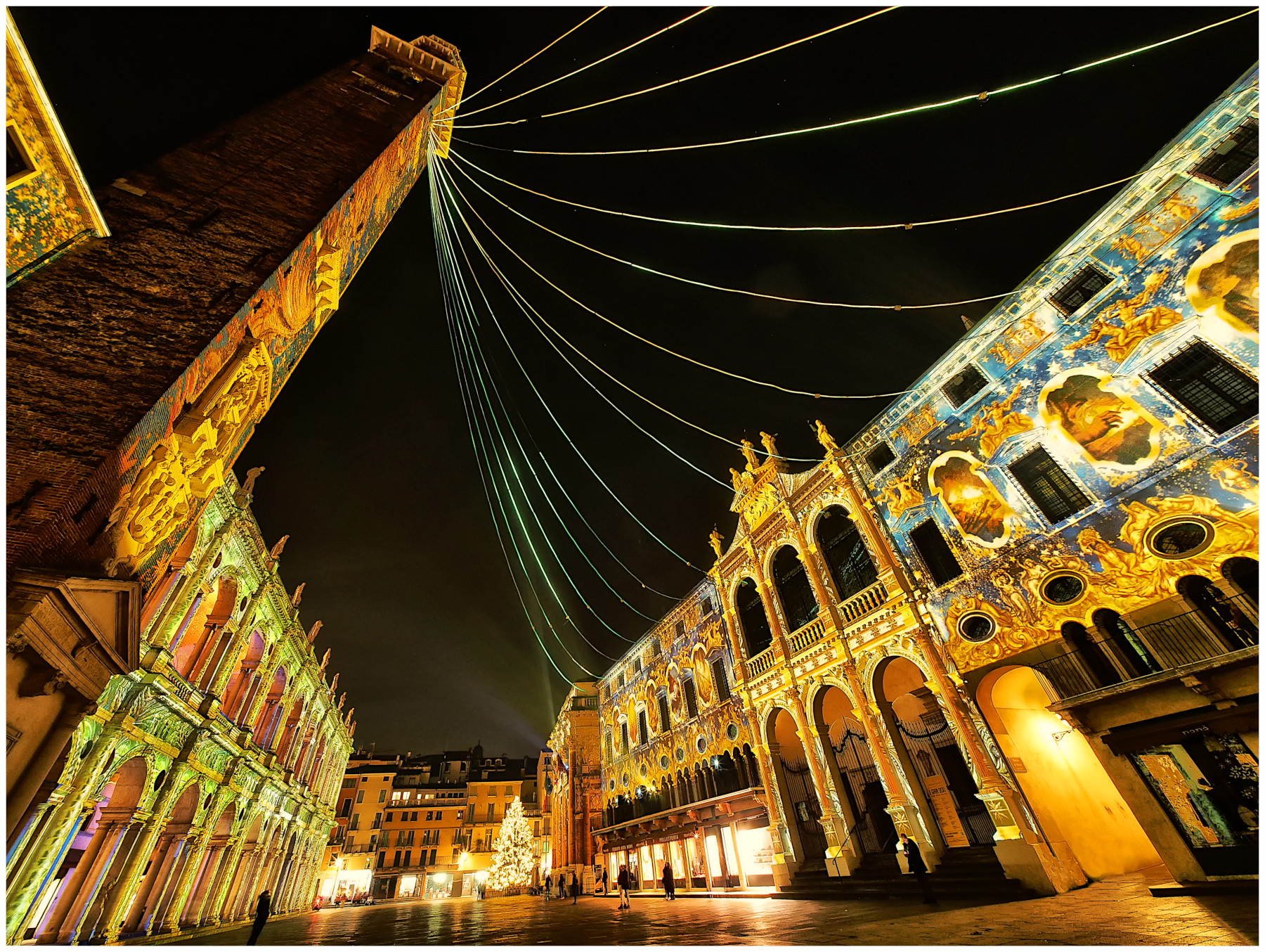 PIazza dei Signori, multicolor di auguri natalizi