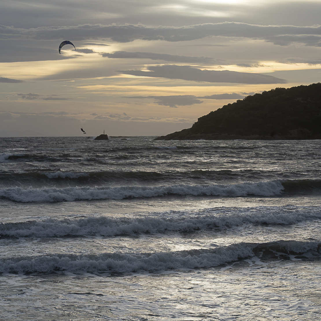 Il salto del kite-surfer