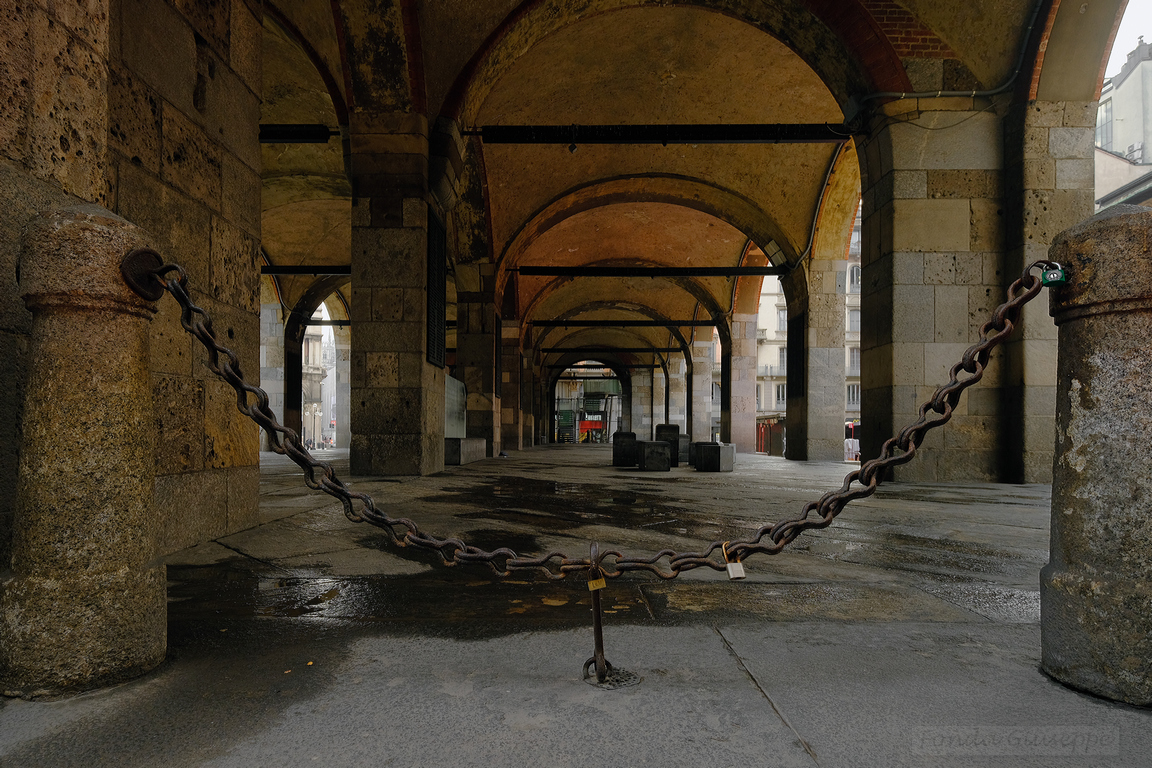 Particolare : Piazza dei mercanti (XIII secolo) Milano.