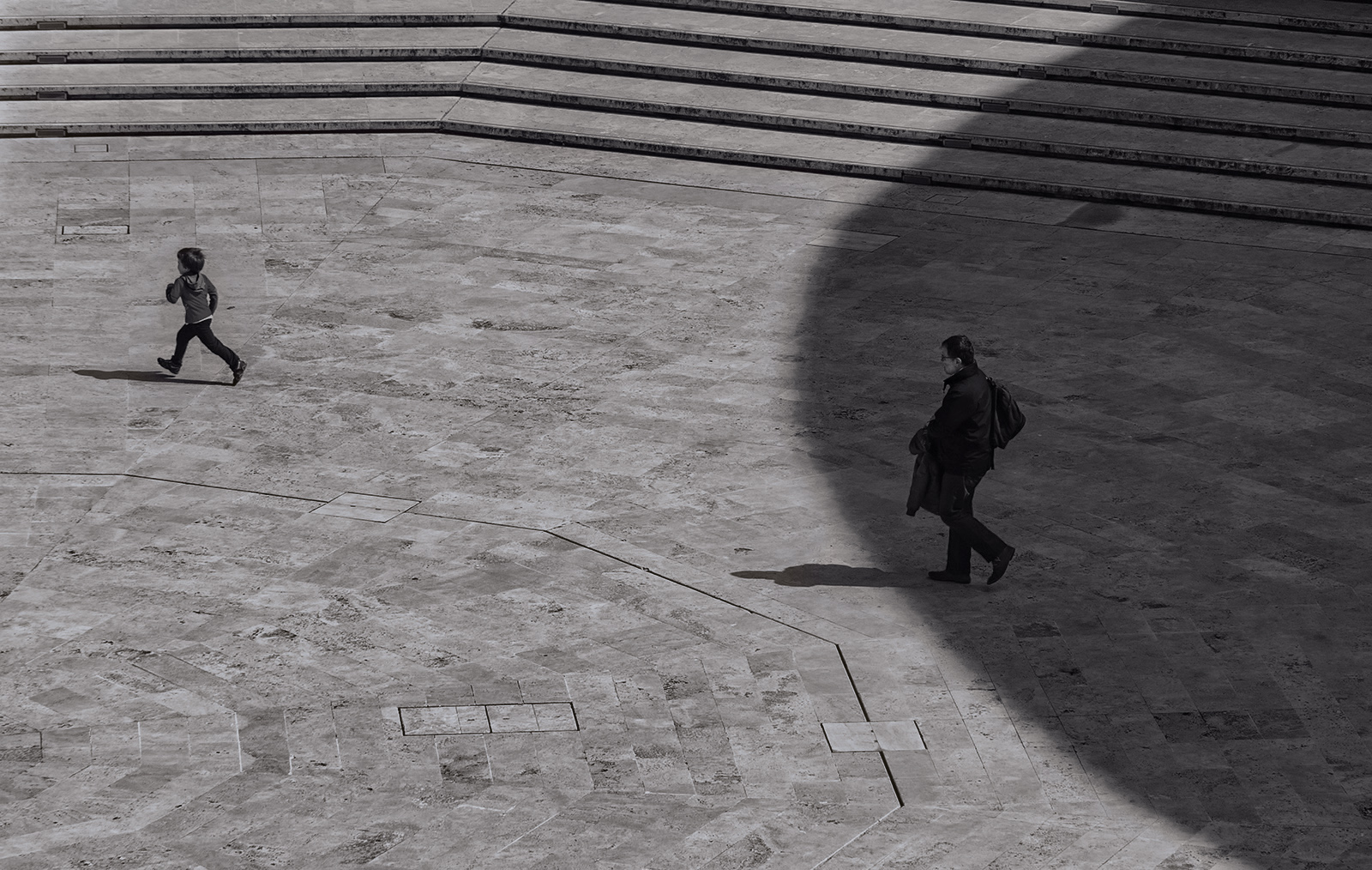 fuga dall'ombra (b/n)