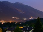 foto scattata a solamente per immortalare la massa di turisti che in questi giorni di caldo cercano refrigerio in montagna ( altopiano di Asiago) . Foto scattata dal terrazzo di casa alle ore 21:30 circa, tempo 60 secondi.