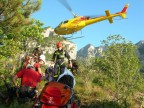 Foto scattata durante la ricerca di un disperso in montagna.
Nikon Coolpix 7900
Mi piaceva il movimento che trasmette la foto, gli attimi di concitazione tra l'atterraggio dell'elicottero, lo scarico dei soccorritori e il suo involo verso la base.
Suggerimenti e critiche sempre ben accetti