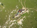 Scattata alla sera dal mio parapendio sopra la vetta del monte Stivo in Trentino (2.058) a 2.100 metri.
L'ho fatta in fretta cercando di centrare il rifugio e al tempo stesso catturare l'ombra che il sole proiettava sull'erba della cima.
Suggerimenti e critiche sempre ben accetti.