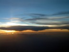 Meraviglioso tramonto sopra le nuvole
