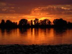 Fuoco sul lago Fuoco sul lago
