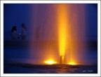confidenze vicino a una fontana illuminata