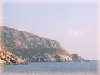 L'isola di Montecristo ha una sola spiaggia, tutta la costa dell'isola  frastagliata e a picco sul mare...inaccessibile! Il fondale dopo pochi metri dagli scogli scende a 150 metri di profondit...
