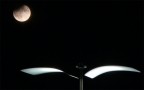 La luna e un particolare dell'illuminazione del lungomare di Misano Adriatico.

Commenti e critiche sempre graditi.