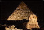 Spianata di Giza, le Piramidi e la Sfinge illuminate di notte durante lo spettacolo di suoni e musica.