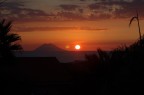 Lo so, l'ennesimo tramonto sul mare. Ma almeno il vulcano  una novita' ... !