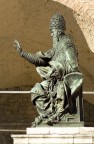 La cinquecentesca statua in bronzo di Papa Giulio III, davanti la cattedrale di S. Lorenzo, a Perugia
