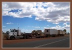 Ancora un road train veramente 'esagerato', sotto un cielo tipico dei deserti australiani.