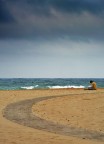 Un lettore sulla spiaggia di Chia