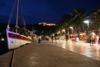 una serata a Hvar in croazia ...il mare il castello che domina l'isola e un sacco di gente...