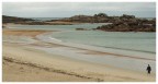 L'estate  finita e su questa spiaggia bretone la signora cammina e medita...
