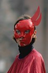 Durante una manifestazione a Roma sono passati dei "diavoli sui trampoli". 
Questo mi ha affascinato per il suo sguardo.