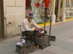 Arrotino intento al suo lavoro nella via principale di Istanbul