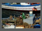 pescatore intento a riparare una rete a Castellammare del Golfo (TP) - 25 luglio 2006