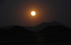 La luna che vedete l'ho scattata lo scorso luglio mentre stavo arrivando a Las Vegas in auto nel mezzo deserto del Mojave.
Era talmente luminosa e perfetta che non ho potuto non fotografarla .
Che ne dite ?
Saluti