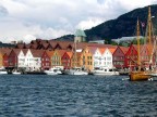Queste case colorate fanno parte del quartiere Bryggen , il pi famoso turisticamente di questa citt Norvegese.