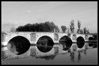 Il classico ponte rivisto in bianco e nero