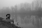 Gita ad Umbertide con il mio migliore amico, anch'esso appassionato di fotografia... il fiume  avvolto dalla nebbia...  come se i miei occhi vedessero in bianco e nero... quindi decido di impostare la fotocamera per adeguarsi a quello che vedo... e vedo Andrea che fotografa il ponte... ma proprio in quel momento ho deciso che non c' migliore soggetto... di chi  a caccia di soggetti!