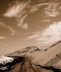 una corsa sulla striscia di sabbia nel punto in cui il deserto entra nell'oceano, prima che la marea risalga.