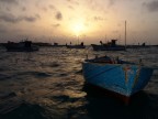 Vento cattivo - mareggiata da Scirocco a Porto Cesareo; i pescherecci sono tutti alla fonda: i pescatori si guardano bene dall'affrontare questo mare.