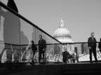 Gioco di riflessi su un ponte di Londra.