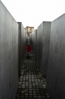 Una bimba che gioca spensierata tra le pietre di un monumento in memoria dell'Olocausto, a Berlino.

Critiche, consigli e critiche al solito saranno graditissimi