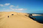 siamo su una duna lungo la cosa atlantica, dove il deserto entra nell'oceano. a sud di walvis bay.
quella laggi  sandwich bay, un porto commerciale che  stato ricoperto dal deserto circa 30 anni f.
penso non ci siano parole per descrivere come ci si sente, con dietro il deserto e di fronte l'oceano..... si  padroni del mondo!
spero che la foto renda almeno un po'.
a proposito: i puntini bianchi in basso a destra sono fenicotteri... la zona ne  piena.