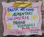 cartello fuori un'alimentari a Bolsena