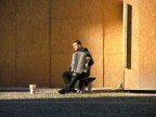 Suonatore in piazza Duomo a Parma