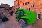 Pellicola, Velvia scaduta.
Obiettivo, Zenitar 16mm F.E. f2,8
Luogo: cortile del palazzo vescovile di Montepulciano
Scanzione, CanoScan FS4000US con Vuescan.
Nessun taglio, solo ridimenzionamento e salvataggio in jpg da tiff
Regolazione non molto importante attraverso la correzione colore selettiva per avere pi profondit e il verde del mezzo d' opera pi saturo (forse ho esagerato)