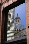 Riflesso della cupola del duomo di Siena in una vetrata