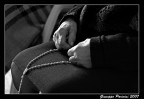 Le mani della mia anziana nonna che stringono il rosario durante la sua quotidiana preghiera.

Suggerimenti e critiche sono sempre ben accetti...