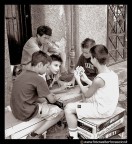 Palermo 2002: Bambini che giocano a carte.