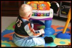 Il piccolo Francesco alle prese con il suo piccolo pianoforte, immerso nei colori della sua et.