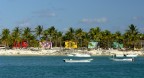 Case colorate una volta abitazioni dei pescatori ed ora alla mercee dei numerosi turisti di questa isoletta Dominicana.