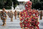 Piazza del Popolo. Un esercito di soldati di materiale rottamato.