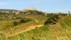 Panoramica da un campo , del bellissimo paese medioevale di San Gimignano - Siena.