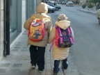 Mio figlio e la cuginetta si tengono per mano andando a scuola