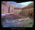 Scheletro in piazza Duomo Scheletro in piazza Duomo