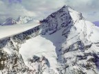 passaggio davanti alla Grivola, in volo con l'aliante fra le vette della Valle d'Aosta