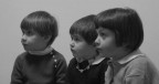 La sera di natale mentre entra Babbo Natale dalla porta...