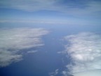 Un soffice strato di nuvole fotografato durante un viaggio in aereo.