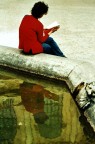 Mia moglie Emanuela seduta sul bordo di una fontana. Foto di foto. Nikon FE con Nikkor 50/1,4 e Kodak color 100ASA