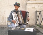 busker con fisarmonica busker con fisarmonica